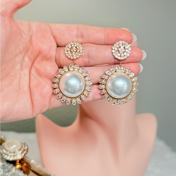 ⚜️ Elegant Gold and Silver Pearl Drop Earrings - Picture 7 of 7